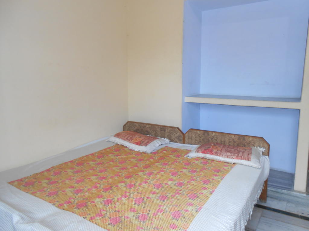 Maruti Guest House Varanasi Habitación foto