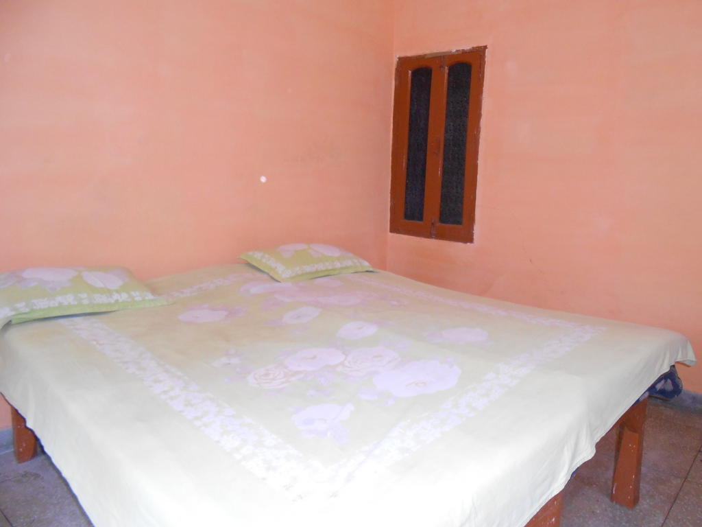 Maruti Guest House Varanasi Habitación foto