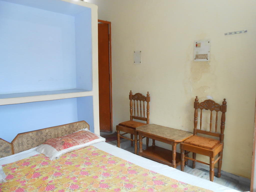 Maruti Guest House Varanasi Habitación foto